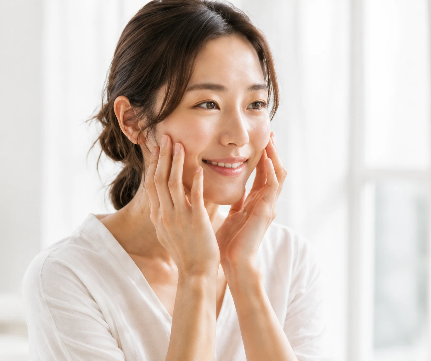 スキンケアをする女性
